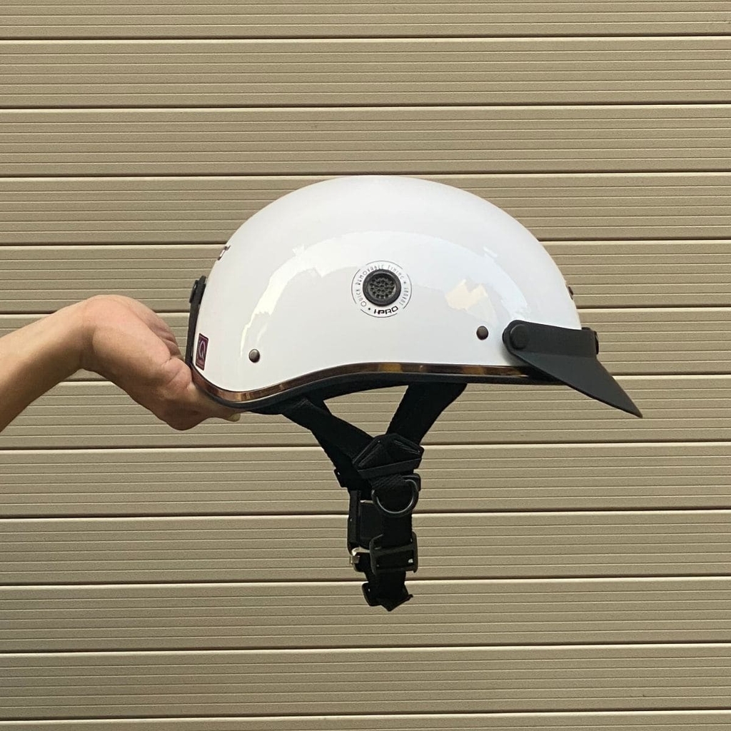 Hình thực tế cầm mũ trên tay góc ngang