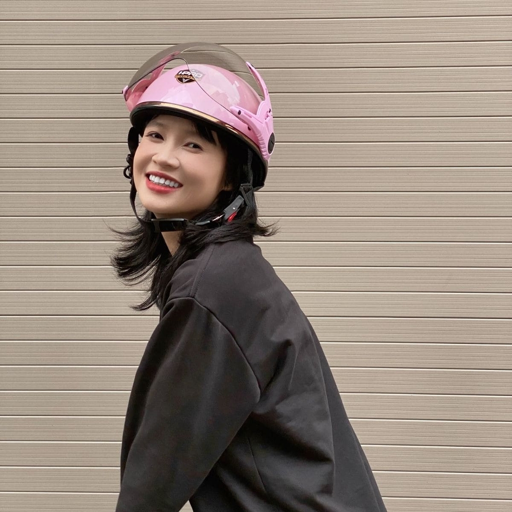 Hình ảnh mặt trước mũ HP03K hồng bóng với kính trà chống UV