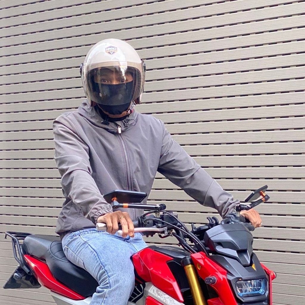 Người dùng đội thử mũ kem bóng ngoài trời