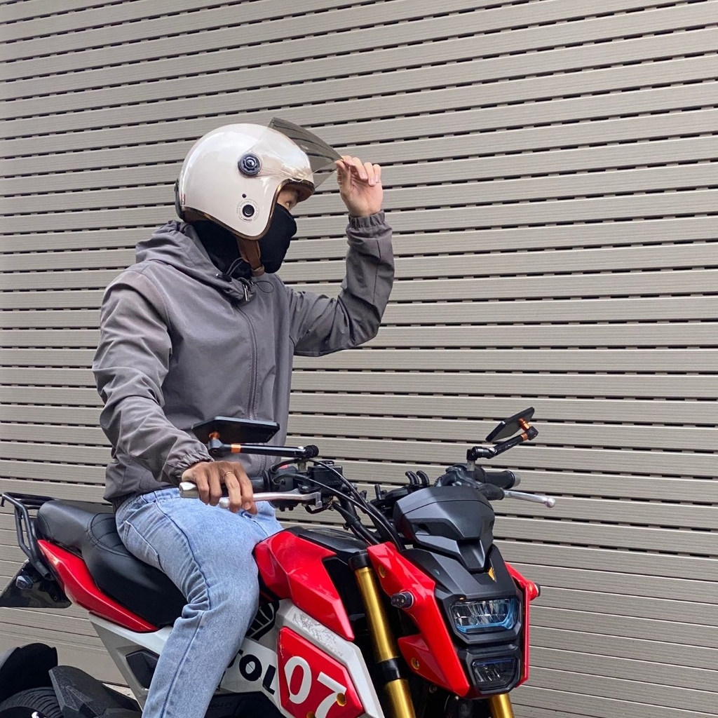 Người dùng đội thử mũ kem bóng lật kính lên