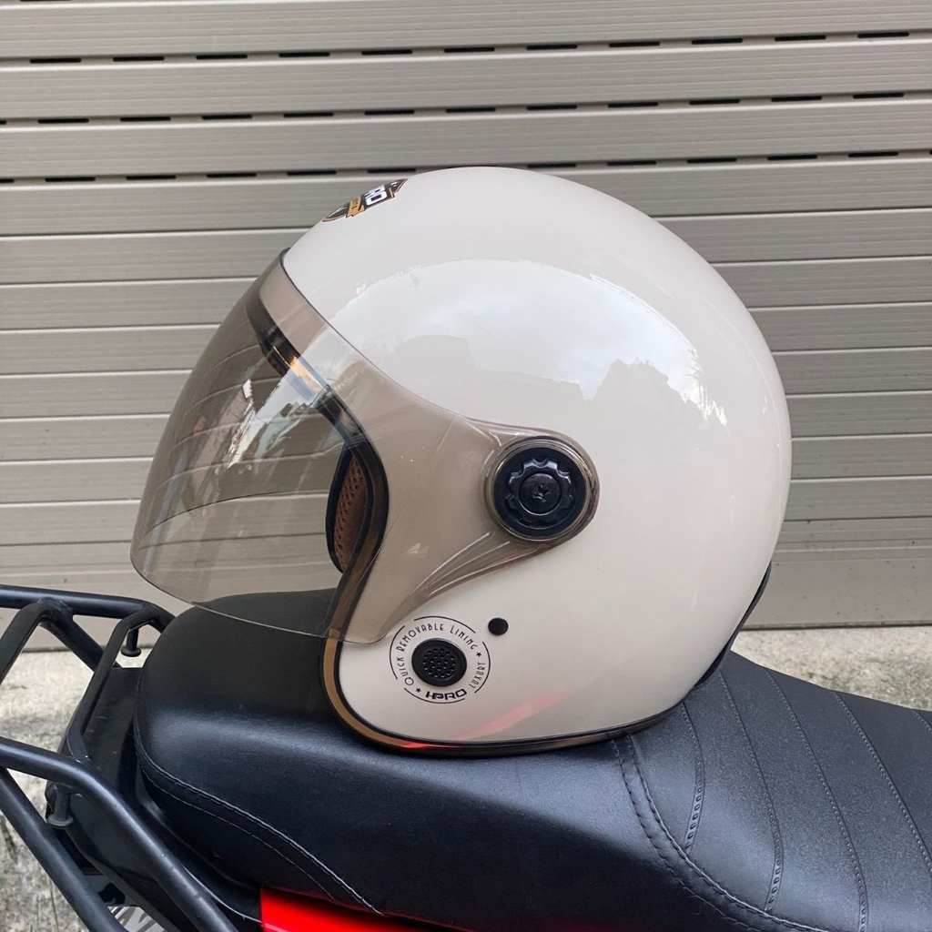 Bề mặt sơn bóng màu kem của mũ HPRO