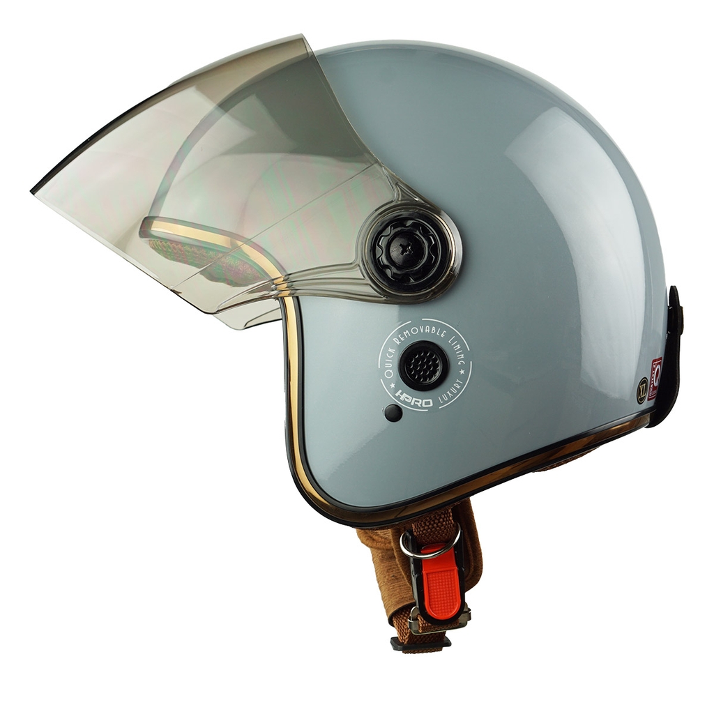 Góc nghiêng trái thể hiện màu sơn bóng và form mũ