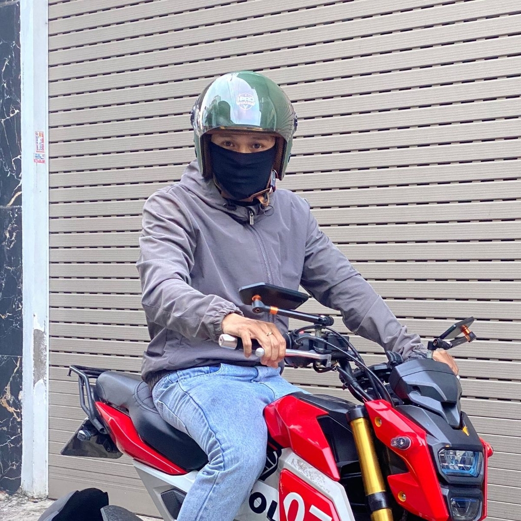 Người dùng đội mũ HP04K xanh lính khi đi xe