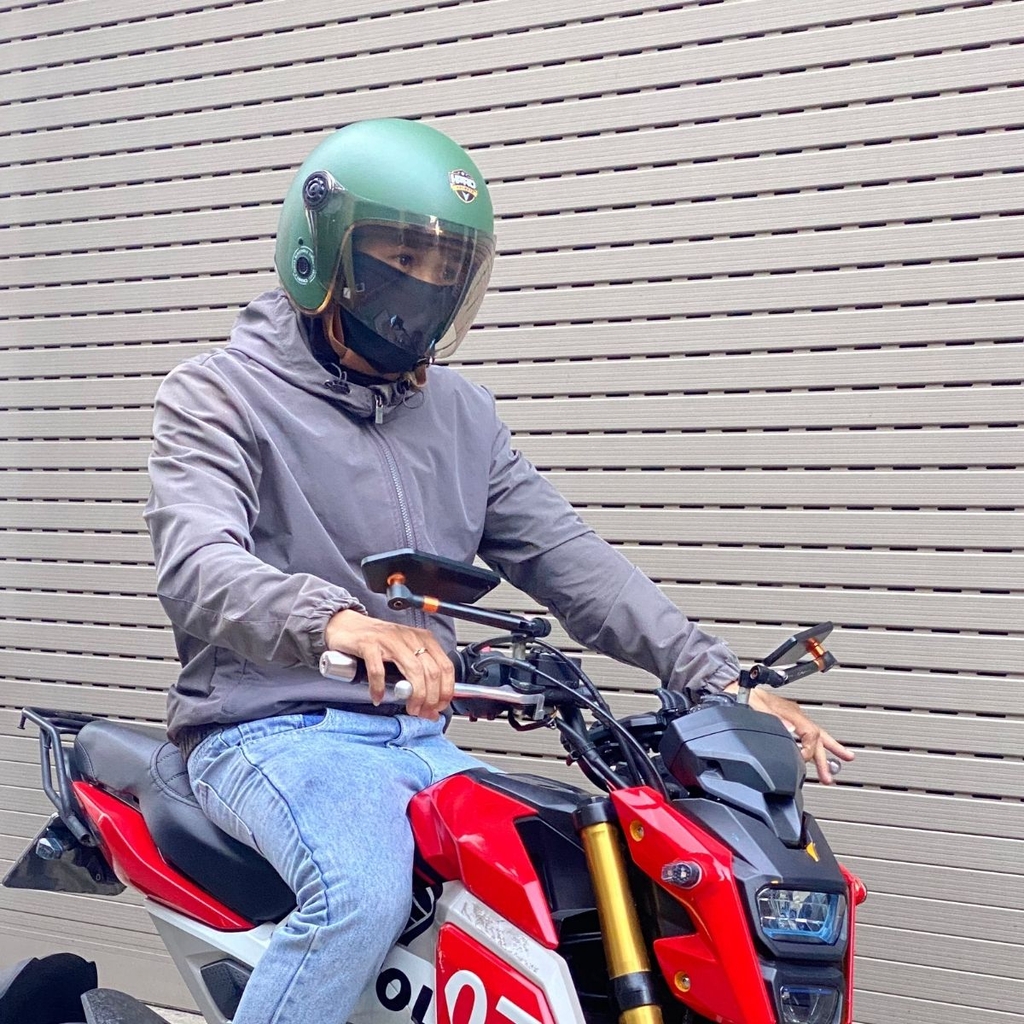 Chụp thực tế Người đội mũ HP04K xanh lính ngoài trời