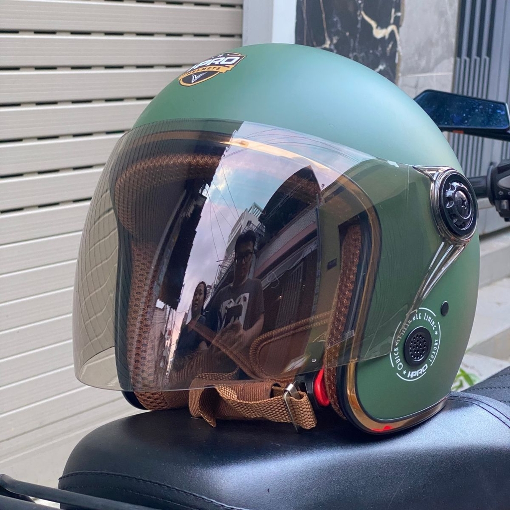 Ảnh chụp mũ HP04K xanh lính trên yên xe