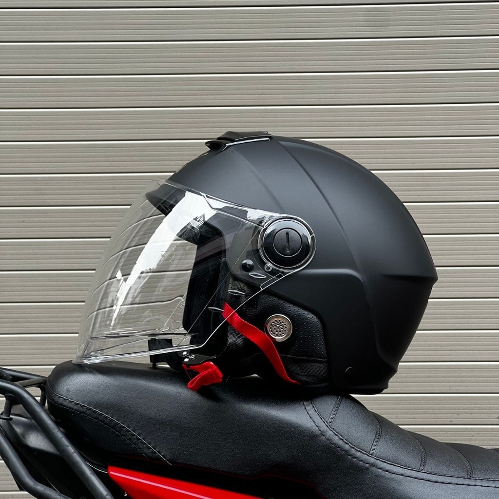 Góc nghiêng thể hiện lớp sơn đen nhám mờ, sang trọng