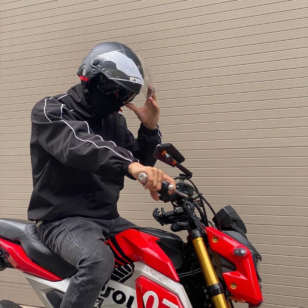 Mũ M289 đen nhám kết hợp áo đen, phong cách mạnh mẽ