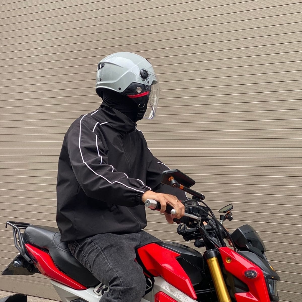 Hình thực tế người đội mũ M289 trên xe máy xoay phía sau