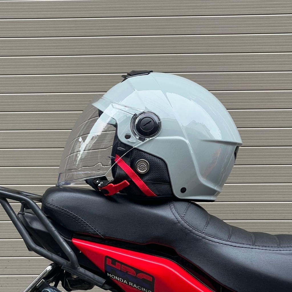 Logo Royal vàng nổi bật, sơn xám xi măng bóng sang trọng