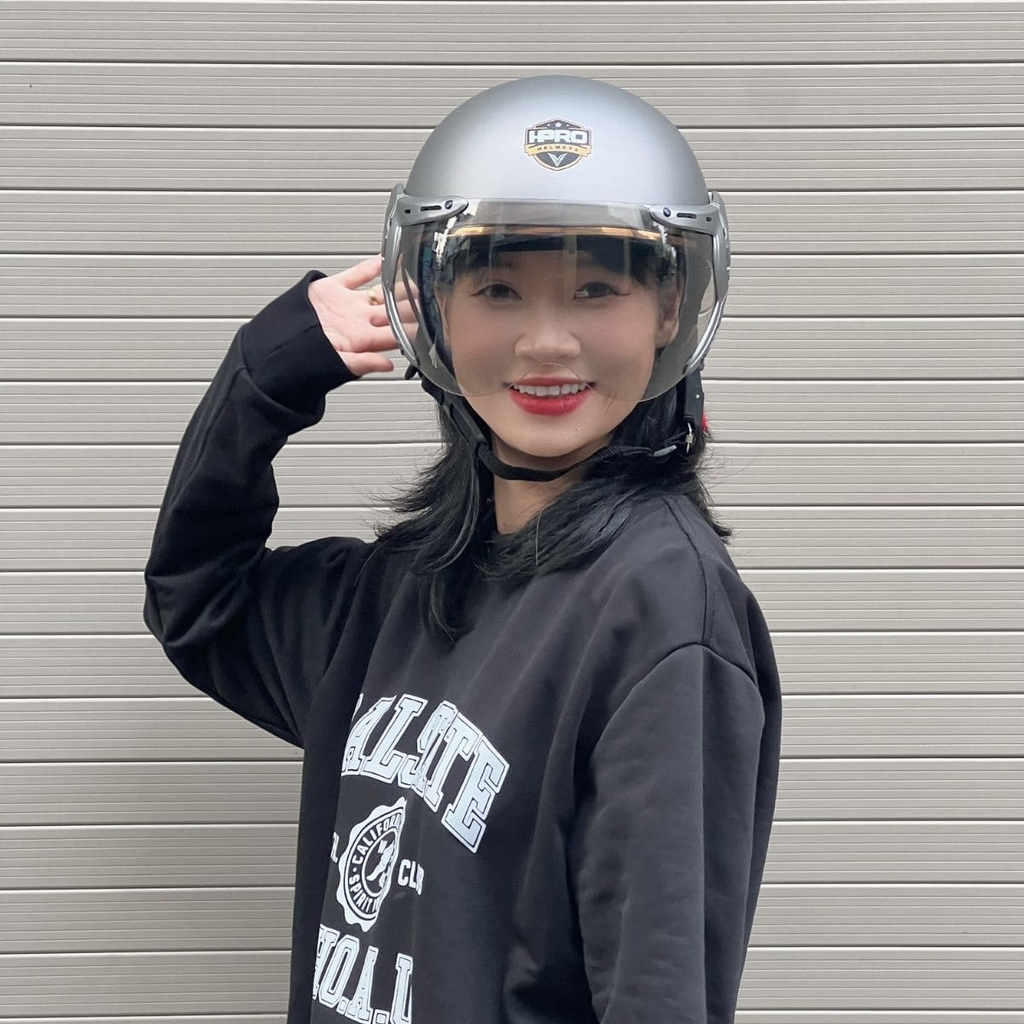 Góc nghiêng trái thể hiện kính chắn gió ngoài