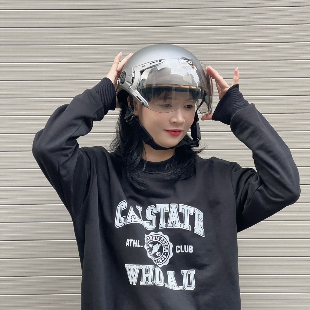 Góc phải hiển thị logo và kính