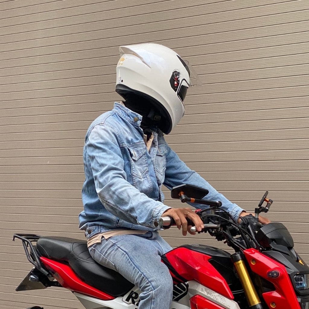 Người đội Royal M138B trắng bóng – góc phí sau