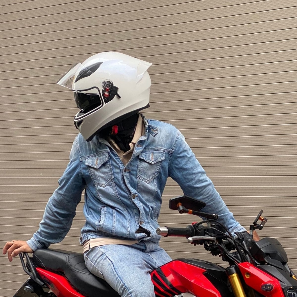 Người đội Royal M138B trắng bóng góc ngang