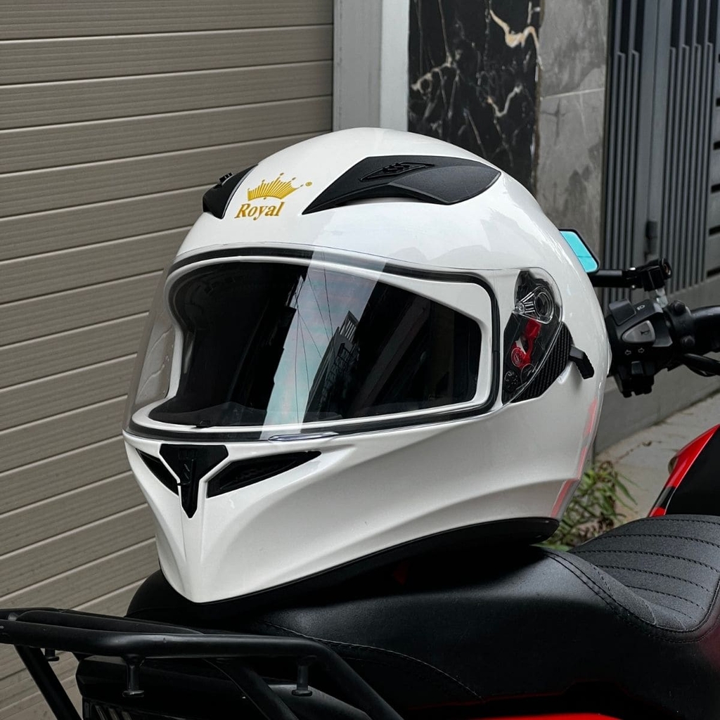 Hình chụp bên trái, thể hiện đuôi gió thể thao và hệ thống thông gió