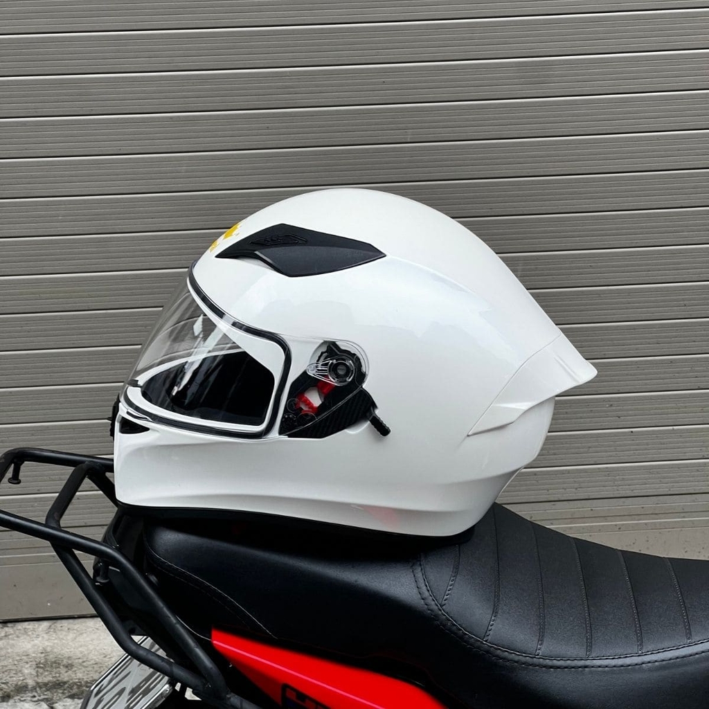 Đuôi gió liền thân và form nhỏ gọn, góc cạnh