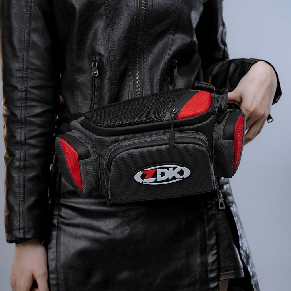 người mẫu đeo túi zdk d7 