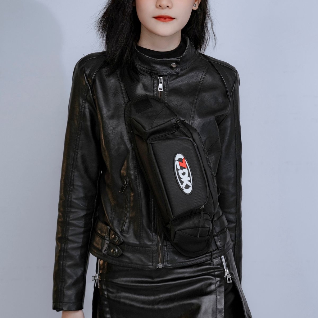 người mẫu đeo chéo túi zdk d7