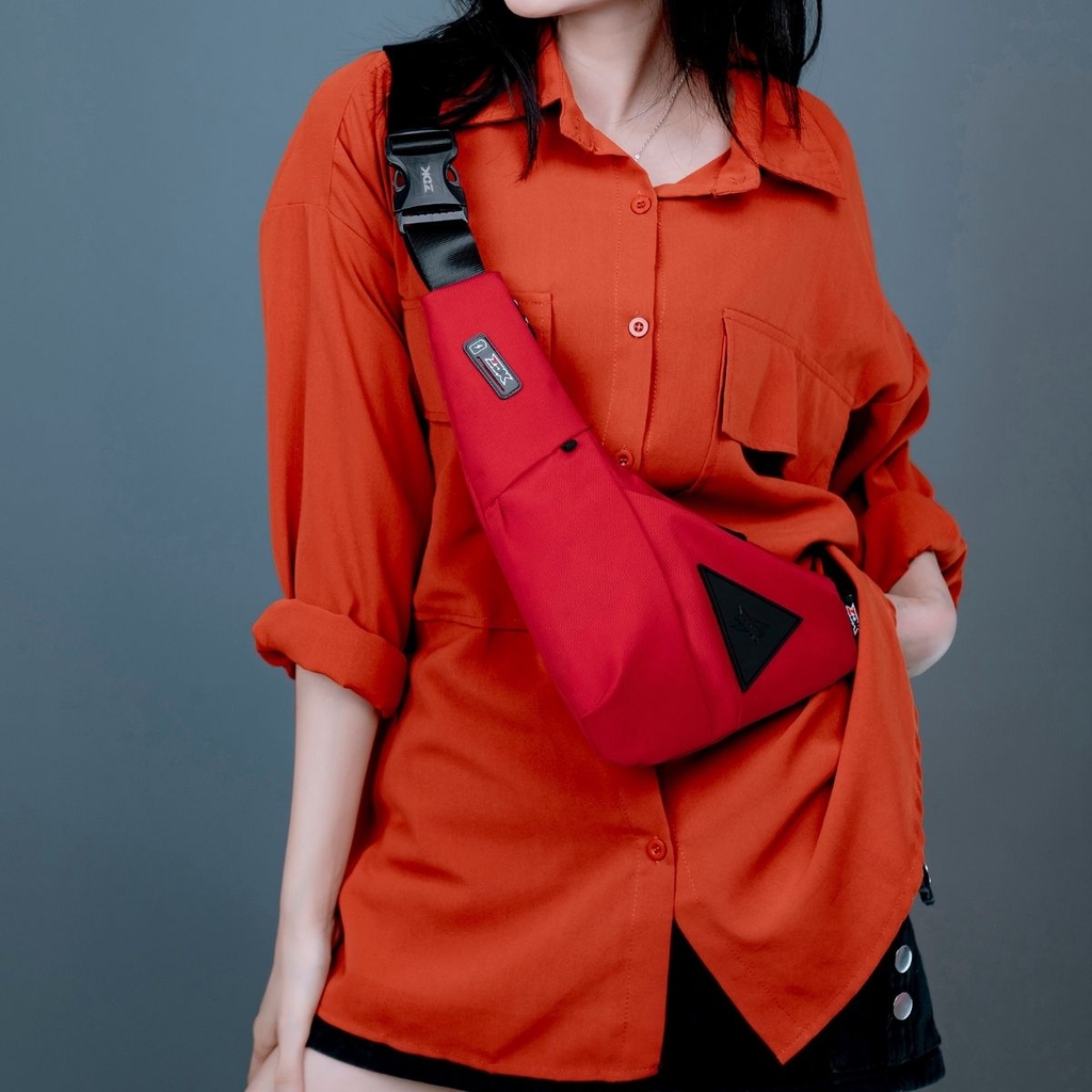 người mẫu đeo tui zdk d6 màu đỏ nổi bật