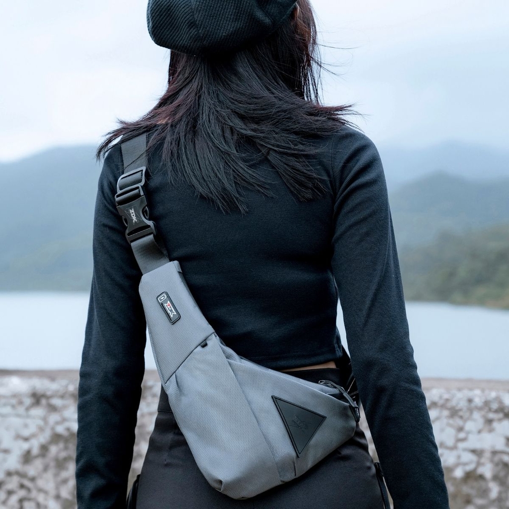 người mẫu đeo tui zdk d6 màu xám chụp từ phái sau