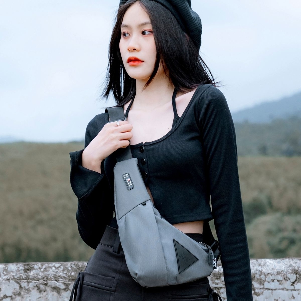 người mẫu đeo tui zdk d6 màu xám