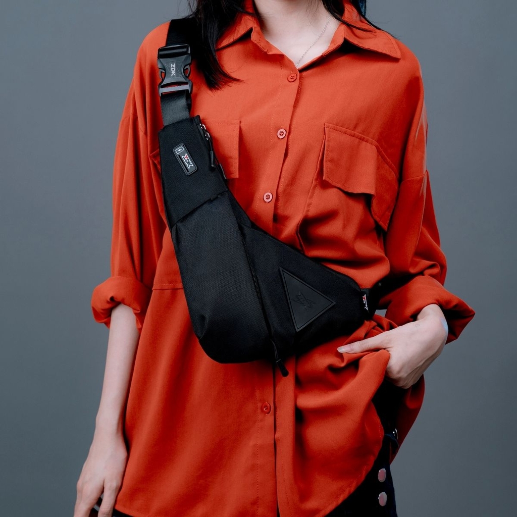 người mẫu đeo tui zdk d6 màu đen 