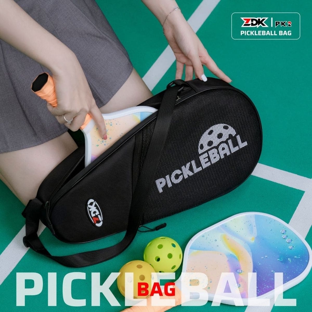 Ngăn chính rộng rãi chứa 2 vợt và 4 quả bóng Pickleball