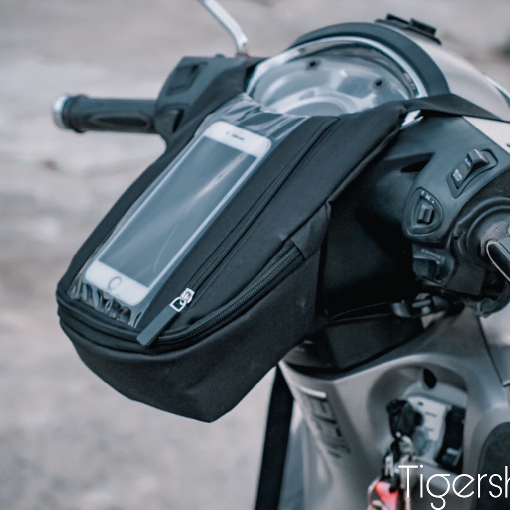 Túi Grab treo đầu xe máy dọc tiện lợi, thiết kế cảm ứng mượt và có cổng sạc.