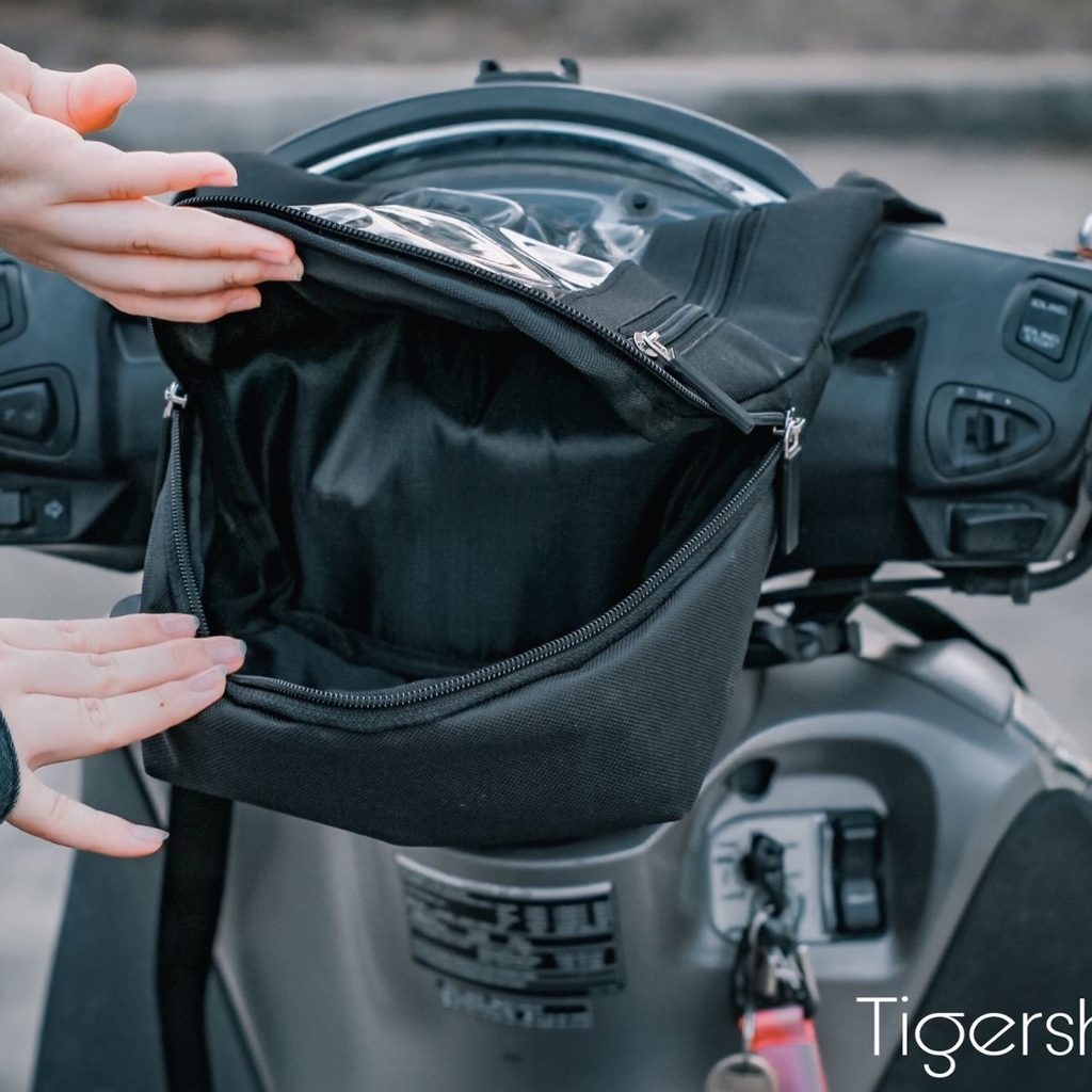 2 ngăn đựng tiện dụng giúp sắp xếp vật dụng gọn gàng, chống rơi.