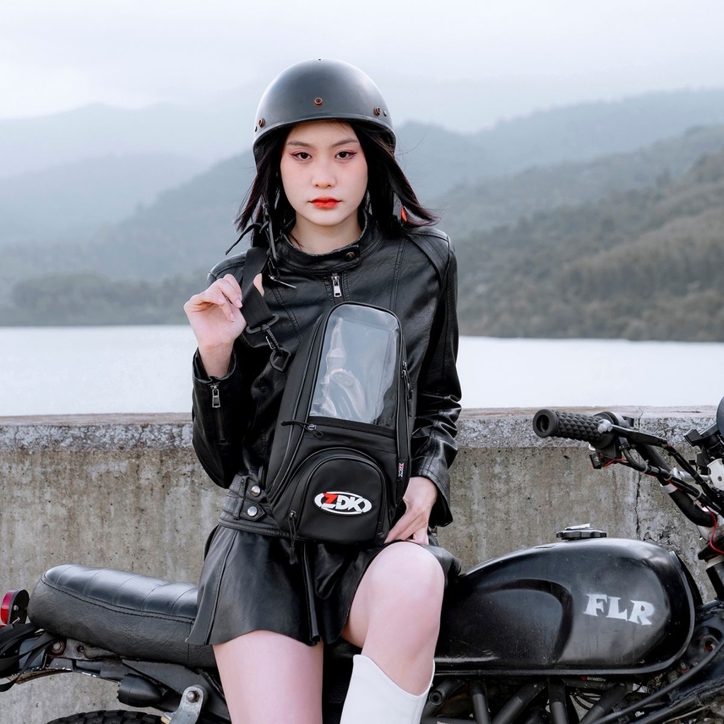 người mẫu đeo túi ZDK A1