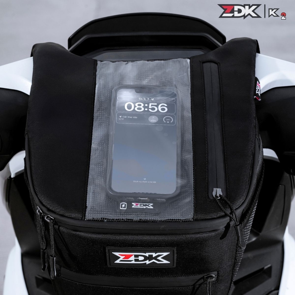 Thiết kế mặt trên với màn cảm ứng trong suốt, giúp thao tác nhanh mà không cần lấy điện thoại ra.