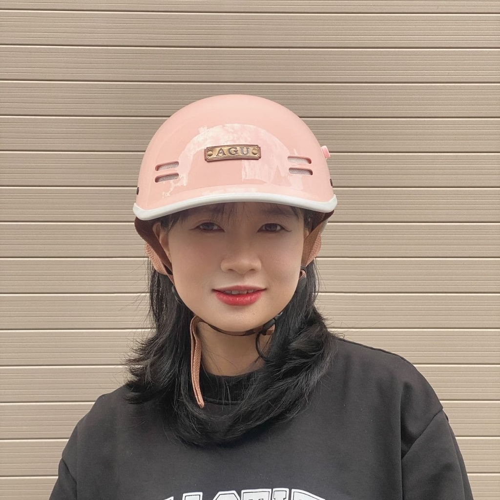 Mũ Bảo Hiểm AGU A39 Cá Heo – Màu Hồng Bóng, Nón Nửa Đầu Thời Trang, Tặng Tai Gấu & Charm Theo Tên