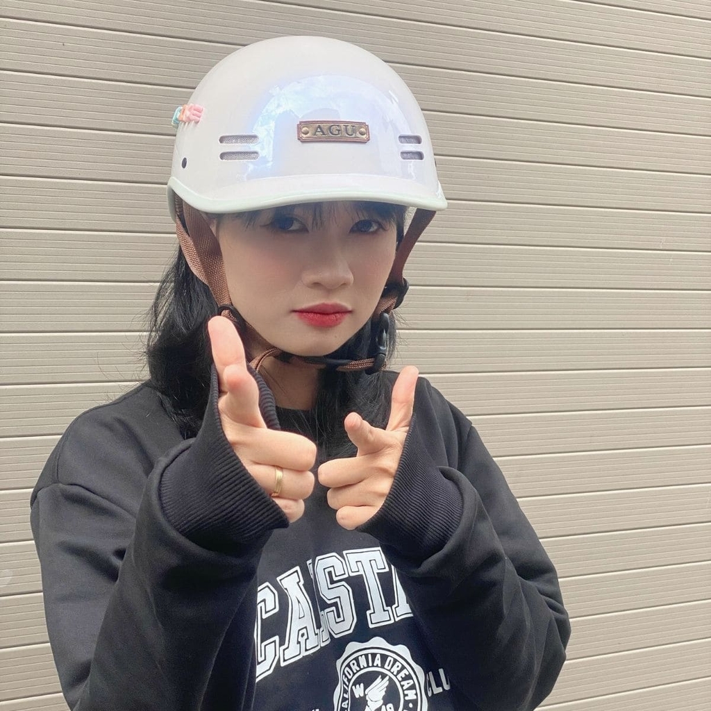 Mũ Bảo Hiểm AGU A39 Cá Heo – Màu Trắng Bóng, Chuẩn Quatest 2 – Tặng Tai Gấu & Charm Tên