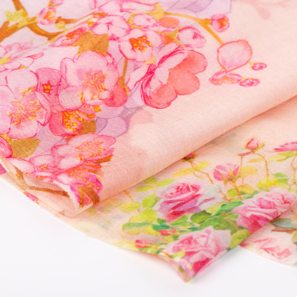 Khăn quàng dài (Lady of thecourtyard)