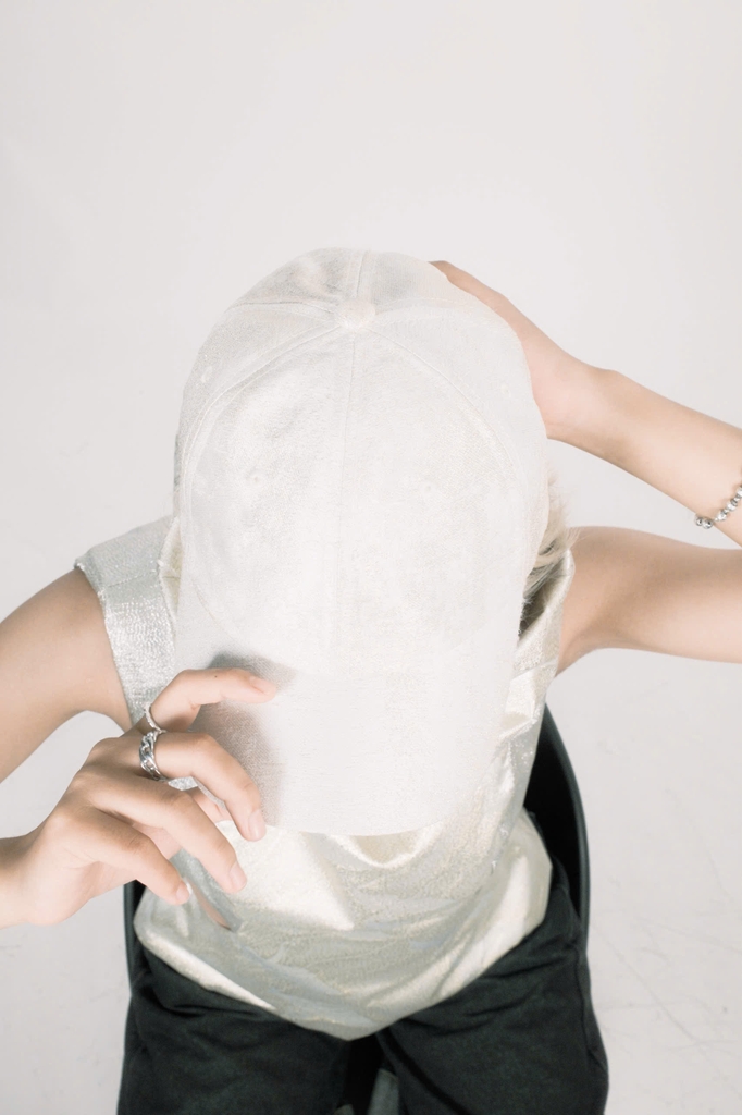 "GOLDEN METALLIC JACQUARD" CAP.