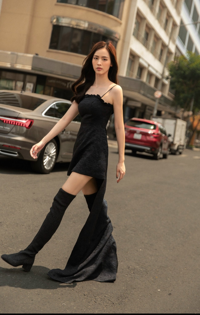 RUFFLED LONG TRAIN DRESS