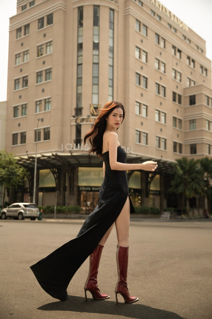 STRAPLESS LONG TRAIN DRESS