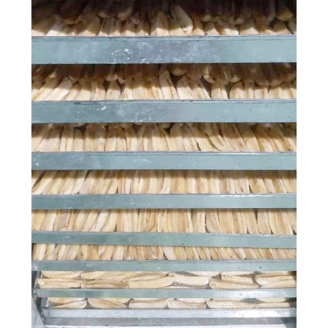 Chuối cắt đôi sấy dẻo không đường.