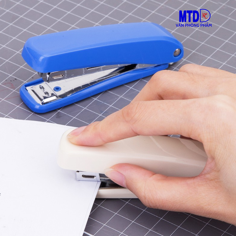 Dập ghim - Bấm kim số 10 Deli 0281 , có thể bấm 15 trang