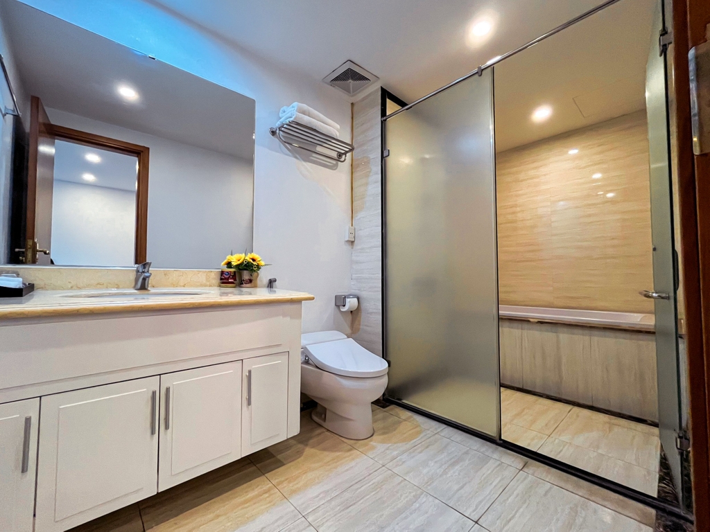 Grand Spring Suite • P403 (Lake Balcony) - 20 Phạm Huy Thông