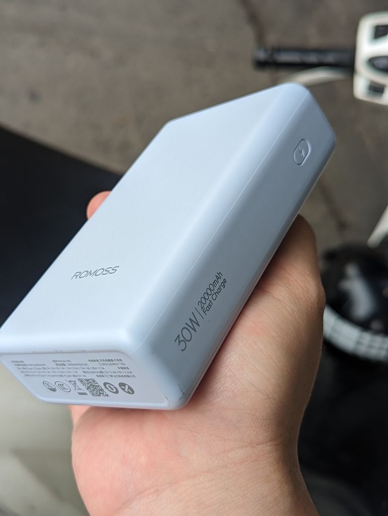 [Instock] Pin dự phòng Romoss 20.000mAh 30W, kèm 2 dây C+L (Kho đối tác)