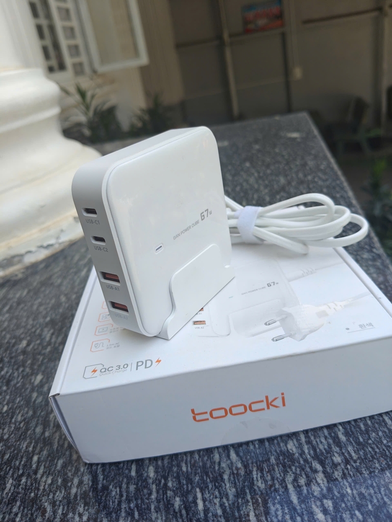 [Instock] Trạm sạc để bàn Toocki 67w có đế đứng (Kho đối tác)