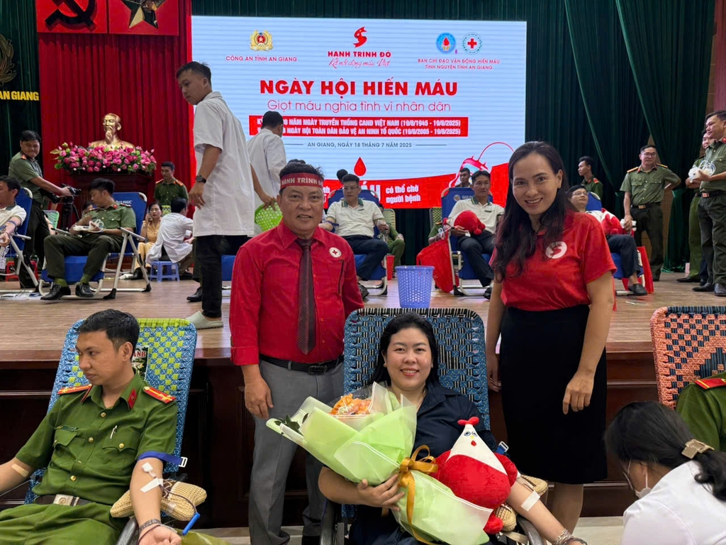 VÌ NƯỚC QUÊN THÂN  VÌ DÂN PHỤC VỤ