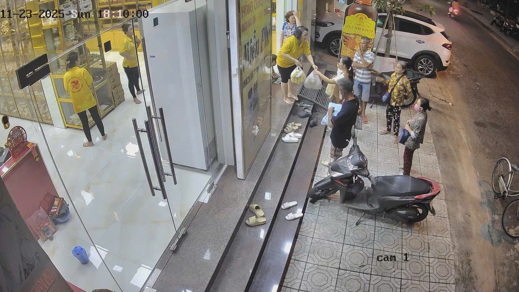 “Chút quà nhỏ nhưng đầy yêu thương. Mong bà con luôn mạnh khỏe!”