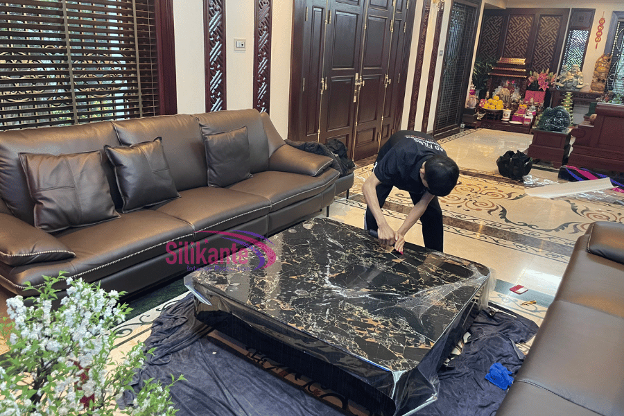 dán phim bảo vệ mặt bàn silikante cho bàn trà
