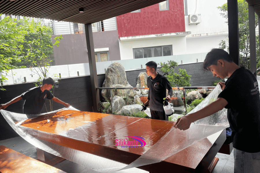 thi công dán phim mặt bàn silikante
