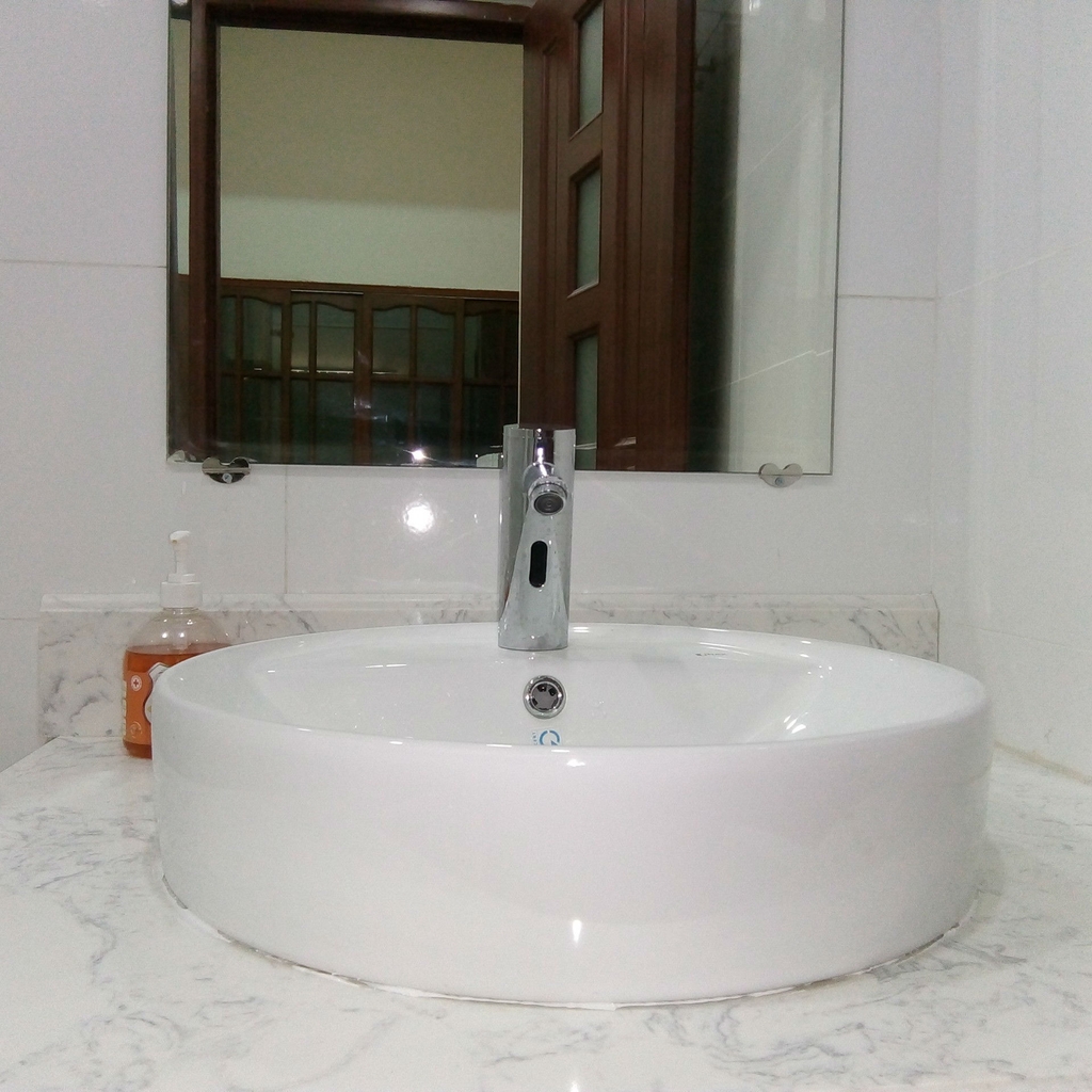Vòi cảm ứng Smartech ST-106 (dùng Điện + Pin)