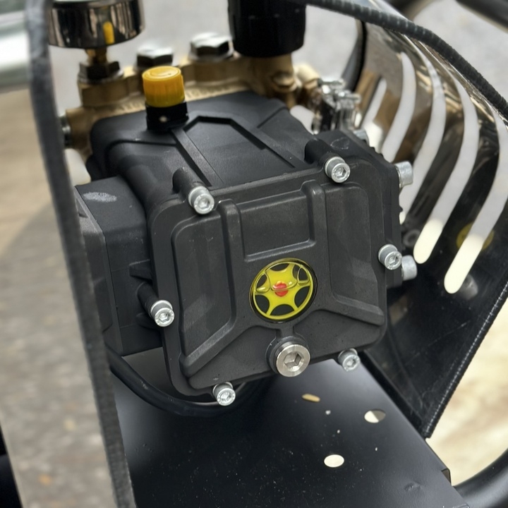 Máy Rửa Xe Công Nghiệp Hakuda 3KW MRXCAHKD3000 Piston Sứ