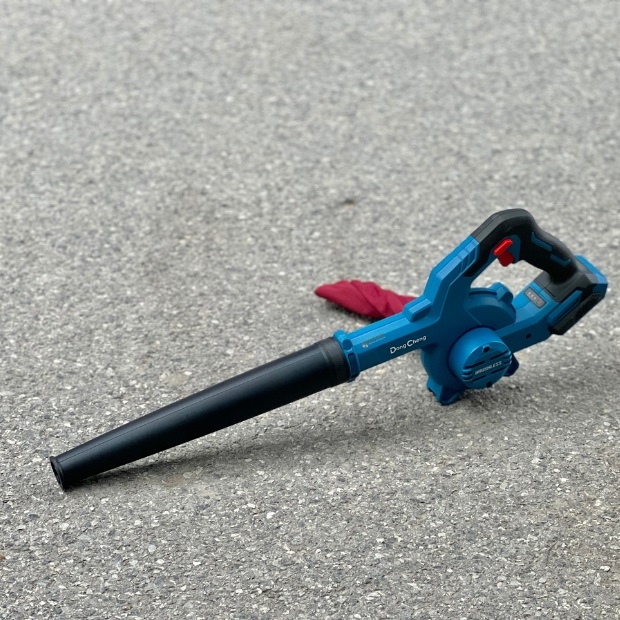 Máy Thổi Bụi Dùng Pin Dongcheng DCQF32 1 Pin 1 Sạc