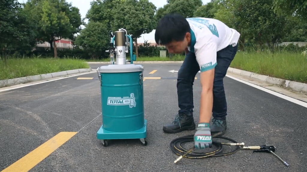 Máy Bơm Mỡ Total 45L THT118452