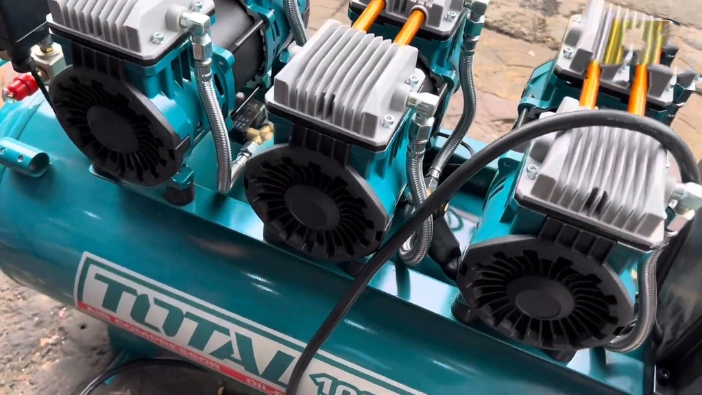 Máy Nén Khí Không Dầu Total 3x1200W 100L TCS3361008T